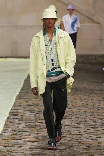 Look 25